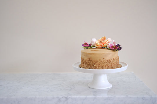 How to Decorate a Cake without Tools