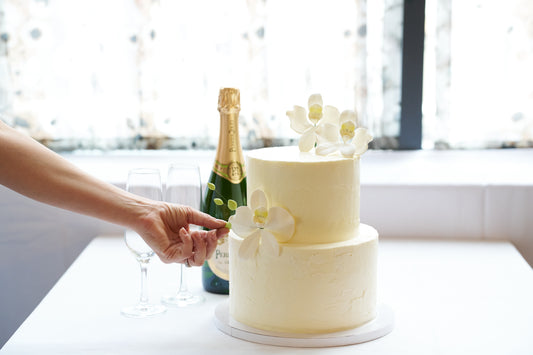 How to Decorate a Wedding Cake with Sugar Flowers