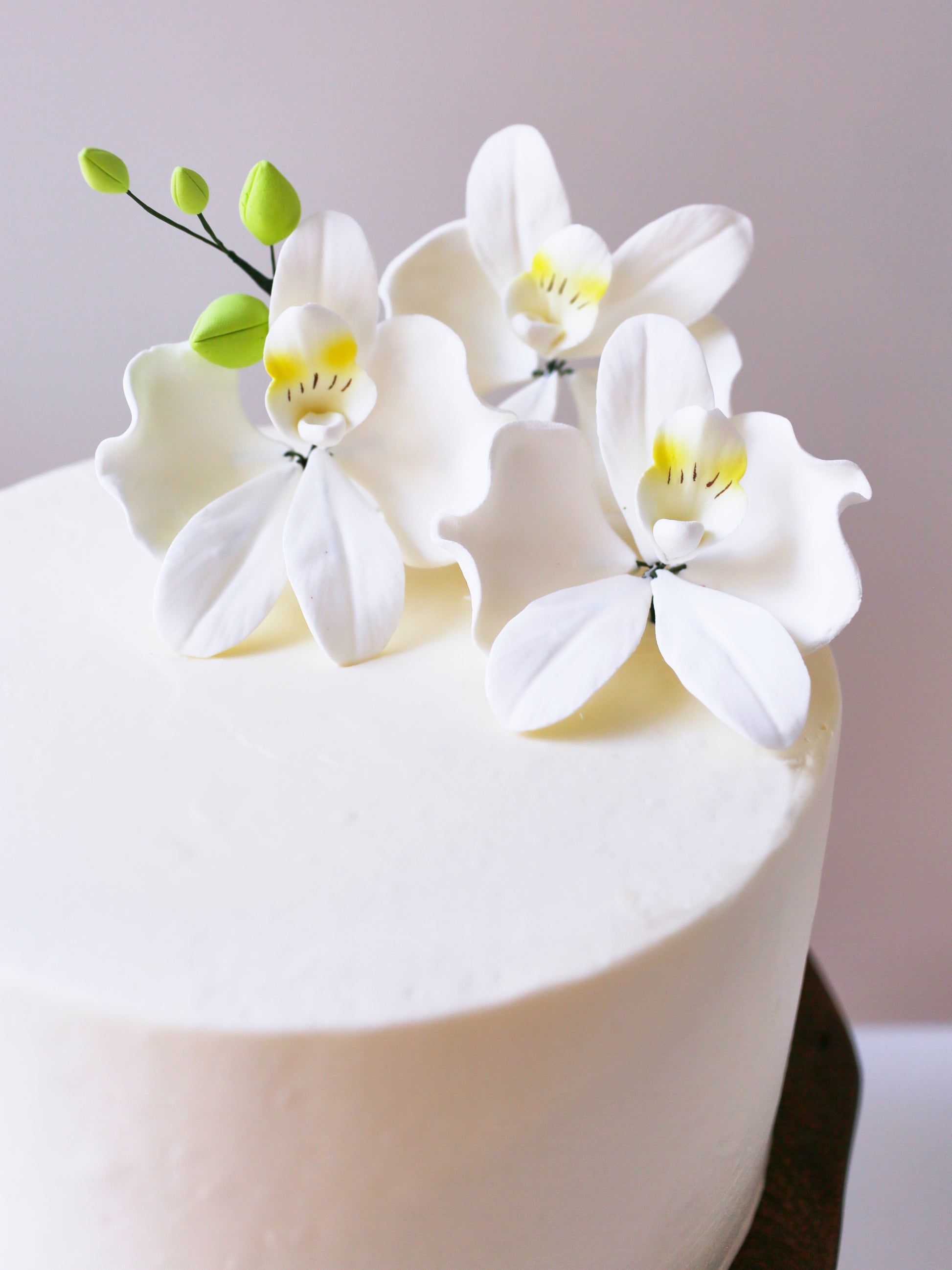 white orchids for wedding cake